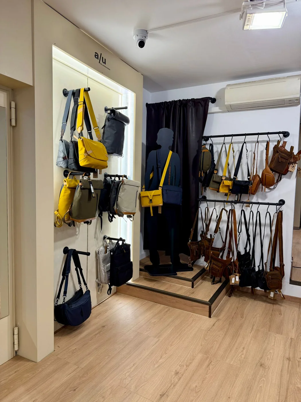 Taschen und Accessoires im Geschäft