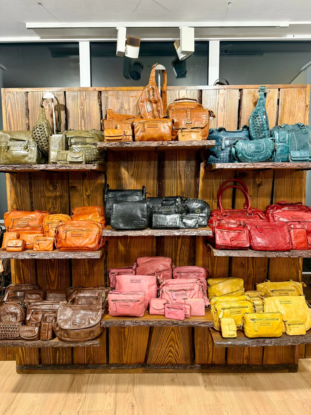 Farbenfrohe Taschen bei Amadi & Söhne