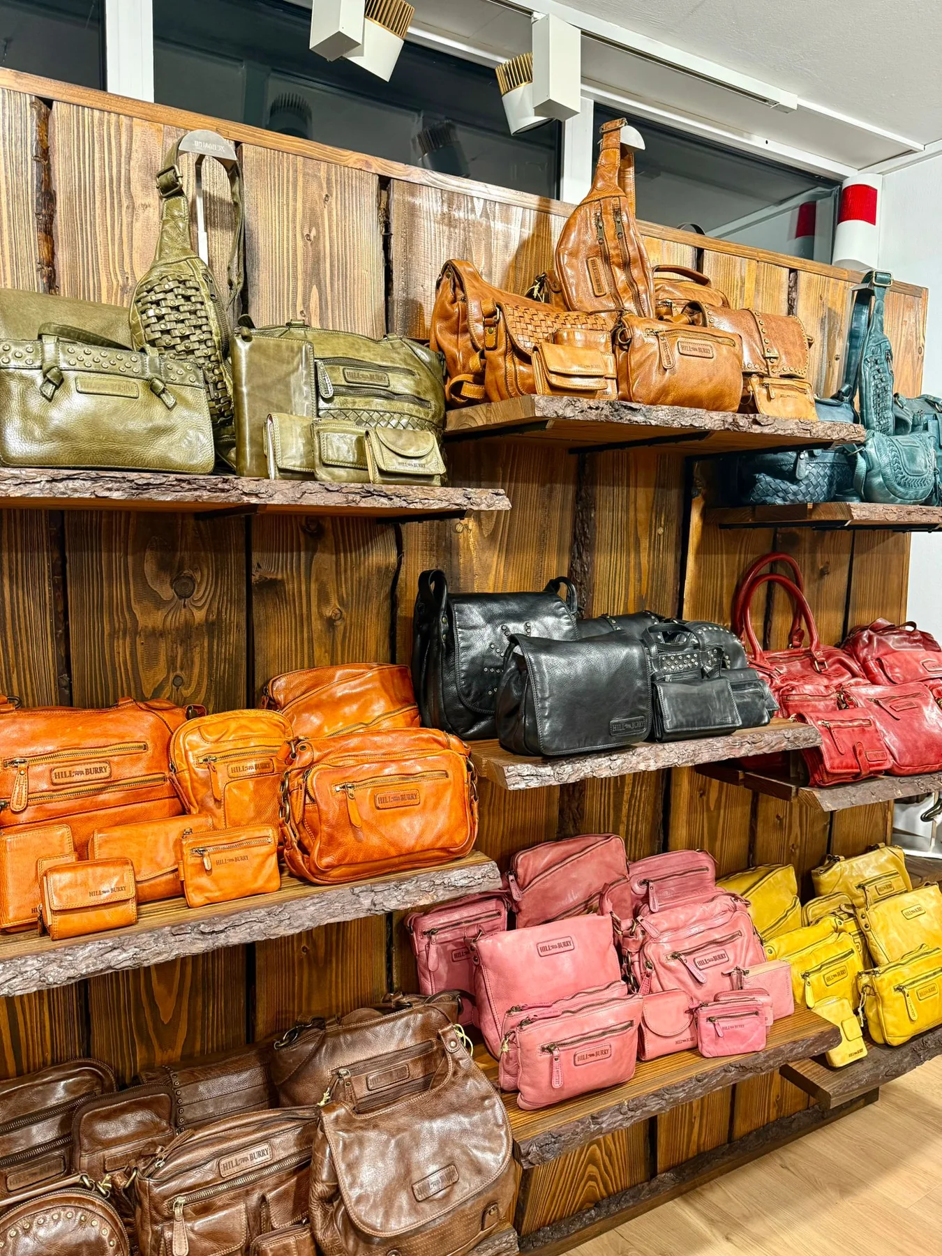 Ausgewählte Ledertaschen im Geschäft von Amadi & Söhne